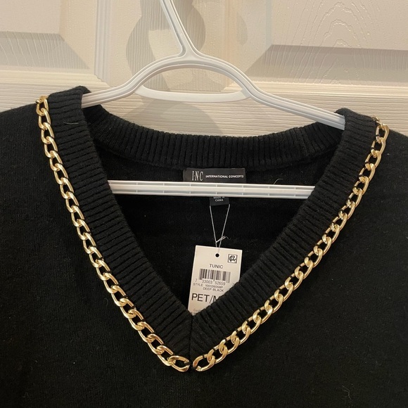Woman’s black v neck sweater with gold
Chain


Bin 5 - Picture 2 of 4